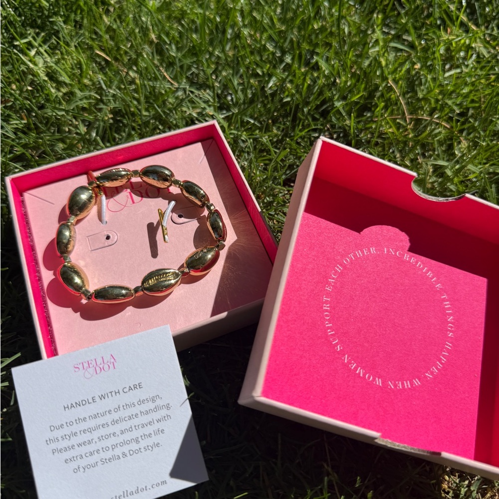 Stella & Dot Shell Shock Gold Stretch Bracelet
